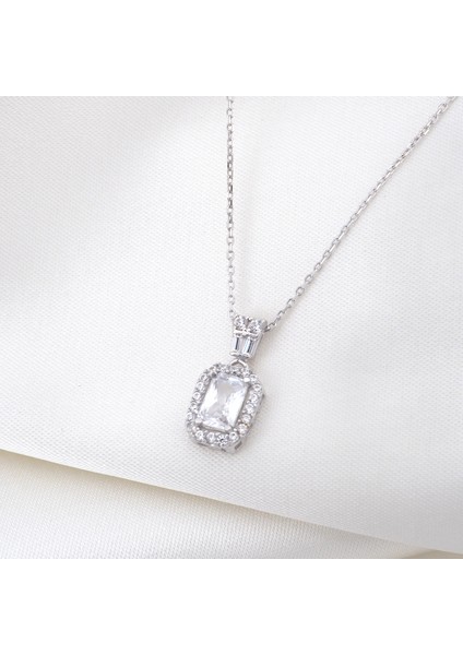 14 Ayar Beyaz Altın Baget Taşlı Kolye