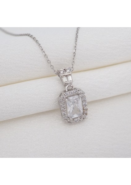 14 Ayar Beyaz Altın Baget Taşlı Kolye fiyatları