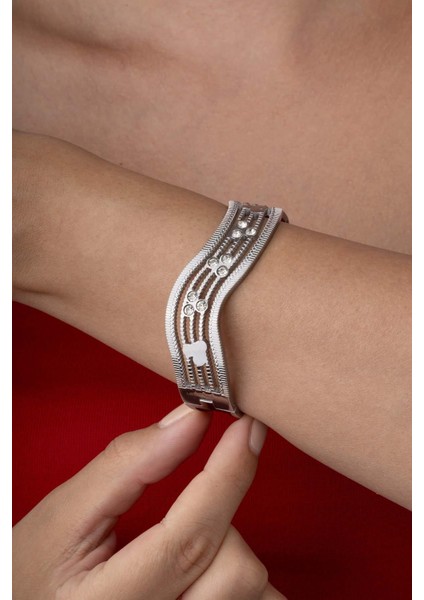 Dalgalı Model Ara Taşlı Beyaz Altın Kaplama Kadın Çelik Kelepçe Bileklilk