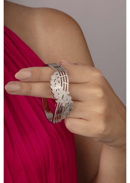 Yaprak Geçişli Beyaz Altın Kaplama Kadın Çelik Kelepçe Bileklik