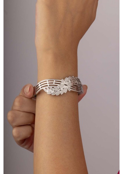 Yaprak Geçişli Beyaz Altın Kaplama Kadın Çelik Kelepçe Bileklik fiyatları