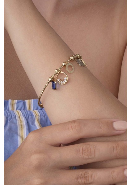 Beyaz Taşlı Yonca Işlemeli Altın Kaplama Charm Bileklik modelleri