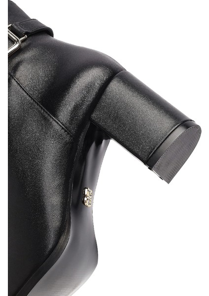 Kadın Siyah Fermuarlı Toka Detaylı Kalın Topuklu Deri Bot 25WFD160818