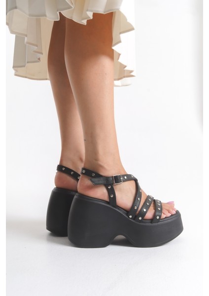 Siyah Yüksek Taban Yandan Tokalı Cilt Parlak Metal Detaylı Önü Açık Yazlık Kadın Sandalet Ayakkabı fiyatları