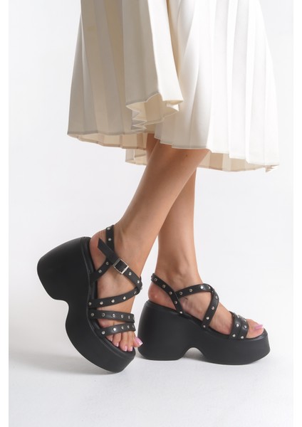 Siyah Yüksek Taban Yandan Tokalı Cilt Parlak Metal Detaylı Önü Açık Yazlık Kadın Sandalet Ayakkabı fırsatları