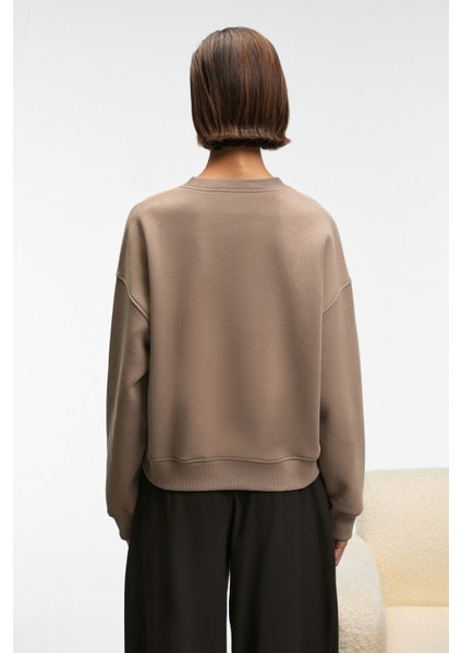 SERENYA Kadın Pamuklu Etiket Detaylı Bisiklet Yaka Vizon Sweatshirt