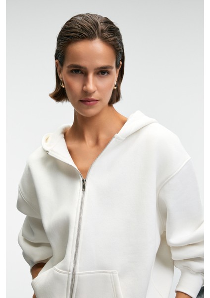 VALENYA Kadın Oversize Kapüşonlu Balon Kollu Metal Fermuarlı Beyaz Sweatshirt fırsatları