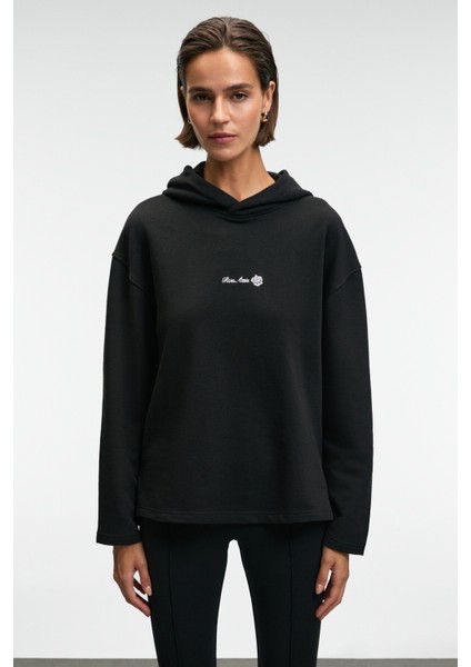 CAMELLIA Kadın Önü Nakışlı Etek Ucu Yırtmaçlı Kapüşonlu Comfort Fit Siyah Sweatshirt