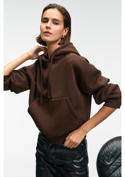 SELENE Kadın Kapüşonlu Kangru Cepli Regular Fit Kahverengi Sweatshirt fırsatları