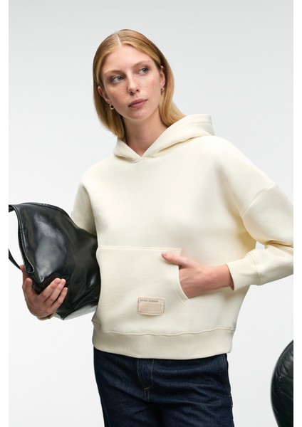 CLARIE Kadın Organik Pamuklu Oversize Kanguru Cepli Kapüşonlu Ekru Sweatshirt