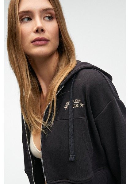 ELARA Kadın Metal Fermuarlı Nakışlı Kapüşonlu Crop Antrasit Sweatshirt modelleri