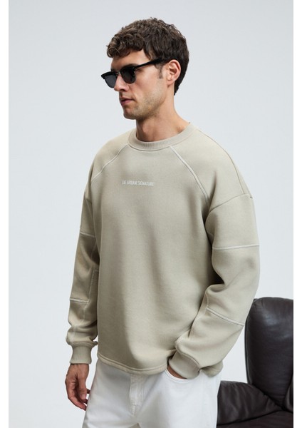 HAL Erkek Yuvarlak Yaka Önünde Ve Kollarında Süs Dikiş Detaylı Baskılı Regular Fit Taş Rengi Sweatsh modelleri