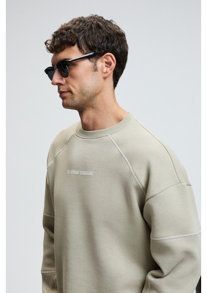 HAL Erkek Yuvarlak Yaka Önünde Ve Kollarında Süs Dikiş Detaylı Baskılı Regular Fit Taş Rengi Sweatsh fırsatları