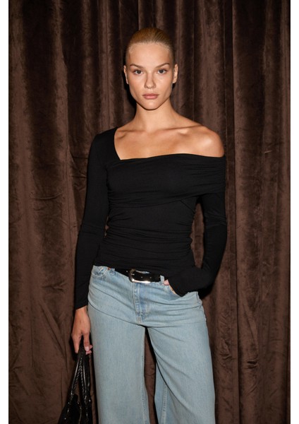 VELMEA Kadın Asimetrik Yaka Omuz Detaylı Slim Fit Siyah Bluz