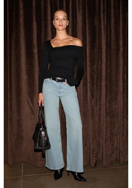 VELMEA Kadın Asimetrik Yaka Omuz Detaylı Slim Fit Siyah Bluz fiyatları