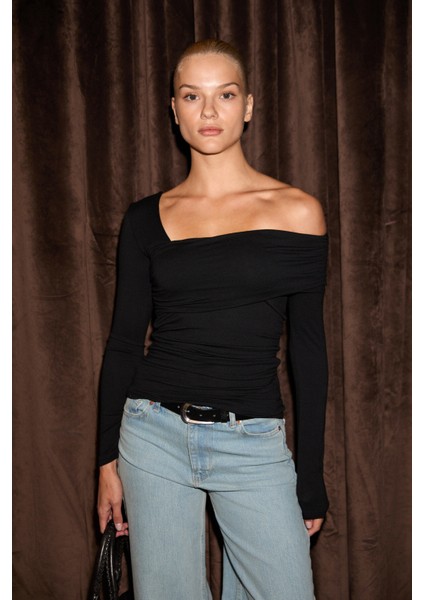 VELMEA Kadın Asimetrik Yaka Omuz Detaylı Slim Fit Siyah Bluz fırsatları