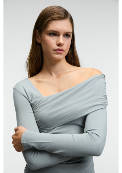 VELMEA Kadın Asimetrik Yaka Omuz Detaylı Slim Fit Açık Gri Bluz modelleri