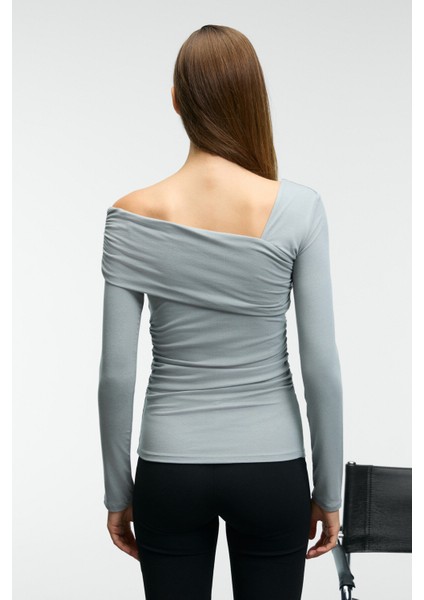 VELMEA Kadın Asimetrik Yaka Omuz Detaylı Slim Fit Açık Gri Bluz