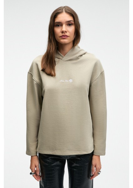 CAMELLIA Kadın Önü Nakışlı Etek Ucu Yırtmaçlı Kapüşonlu Comfort Fit Taş Rengi Sweatshirt