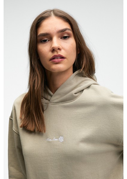 CAMELLIA Kadın Önü Nakışlı Etek Ucu Yırtmaçlı Kapüşonlu Comfort Fit Taş Rengi Sweatshirt fiyatları