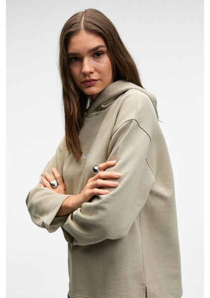 CAMELLIA Kadın Önü Nakışlı Etek Ucu Yırtmaçlı Kapüşonlu Comfort Fit Taş Rengi Sweatshirt modelleri