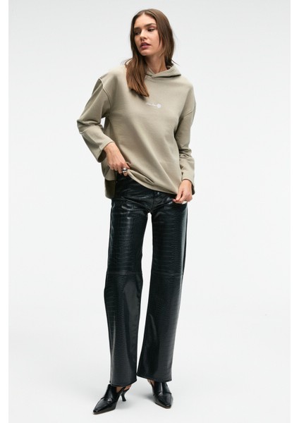 CAMELLIA Kadın Önü Nakışlı Etek Ucu Yırtmaçlı Kapüşonlu Comfort Fit Taş Rengi Sweatshirt fırsatları