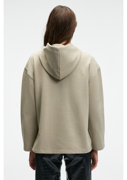 CAMELLIA Kadın Önü Nakışlı Etek Ucu Yırtmaçlı Kapüşonlu Comfort Fit Taş Rengi Sweatshirt indirimleri