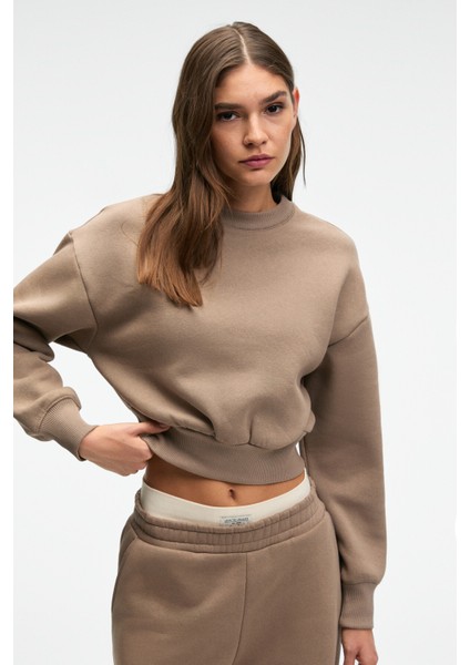 KARALIS Kadın Pamuklu Bisiklet Yaka Crop Vizon Sweatshirt