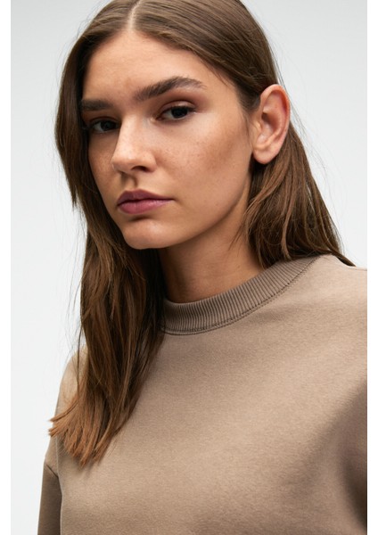 KARALIS Kadın Pamuklu Bisiklet Yaka Crop Vizon Sweatshirt modelleri