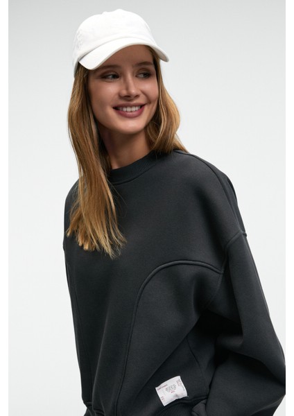 SERENYA Kadın Pamuklu Etiket Detaylı Bisiklet Yaka Antrasit Sweatshirt fiyatları