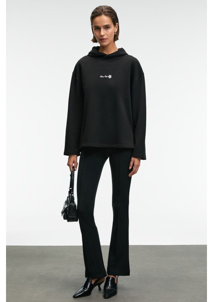 CAMELLIA Kadın Önü Nakışlı Etek Ucu Yırtmaçlı Kapüşonlu Comfort Fit Siyah Sweatshirt fiyatları