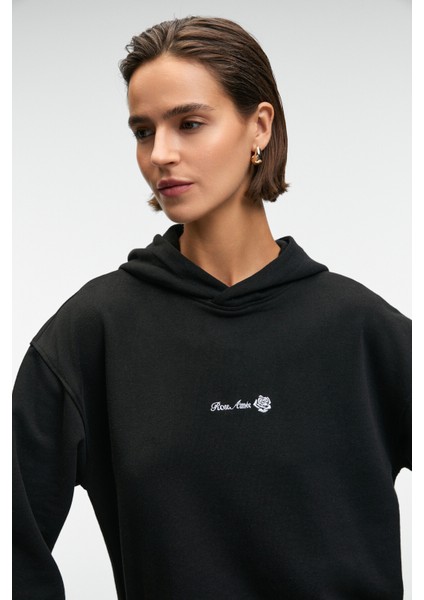 CAMELLIA Kadın Önü Nakışlı Etek Ucu Yırtmaçlı Kapüşonlu Comfort Fit Siyah Sweatshirt modelleri