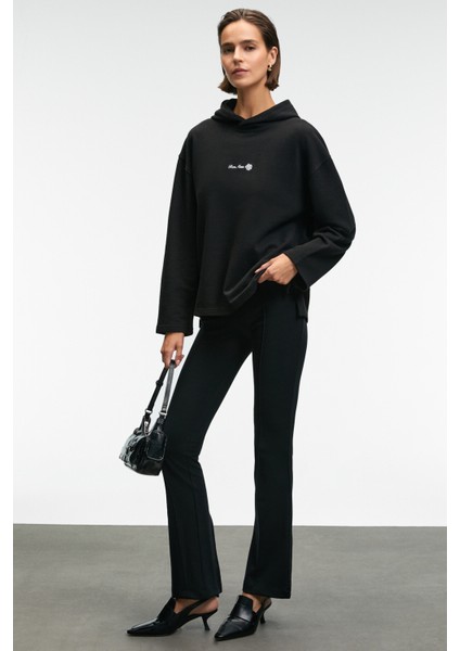 CAMELLIA Kadın Önü Nakışlı Etek Ucu Yırtmaçlı Kapüşonlu Comfort Fit Siyah Sweatshirt fırsatları