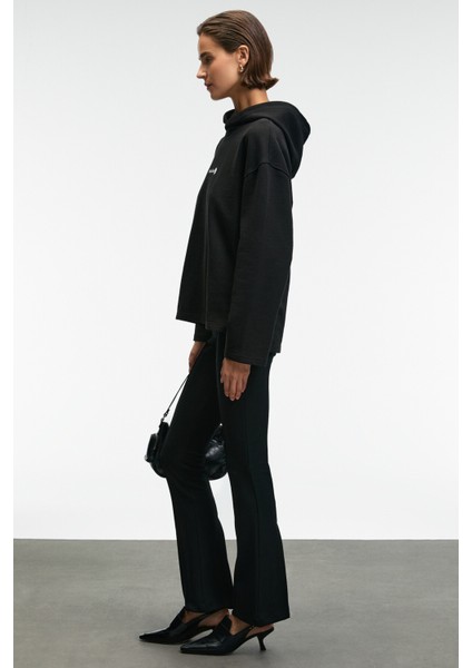 CAMELLIA Kadın Önü Nakışlı Etek Ucu Yırtmaçlı Kapüşonlu Comfort Fit Siyah Sweatshirt indirimleri