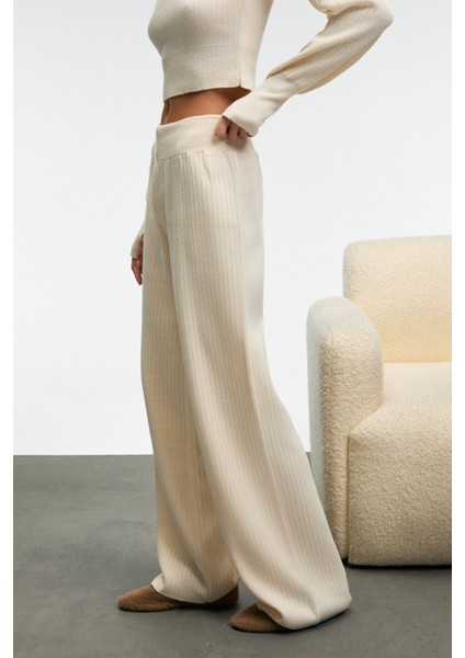 MARIPOSA Kadın Yuvarlak Yaka Çizgi Desenli Crop Geniş Paça Triko Ekru Alt-Üst Takım fırsatları