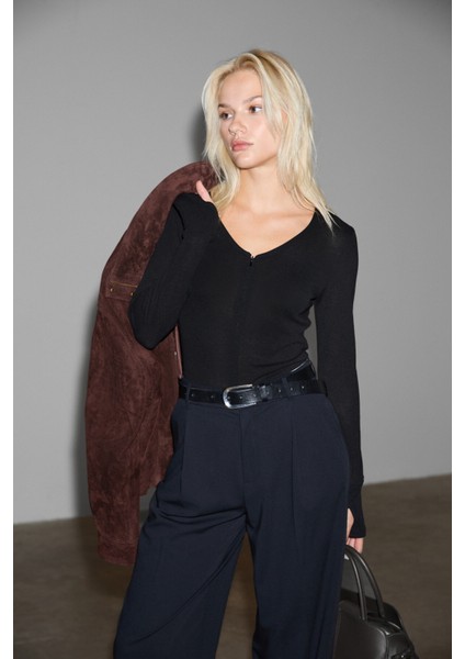 POLUNEA Kadın V Yakalı Önü Fermuar Kapamalı Vücuda Oturan Slim Fit Siyah Bluz modelleri
