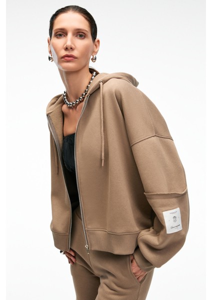 VIVIENNE Kadın Metal Fermuarlı Kapüşonlu Kolda Süs Etiket Ve Cep Detaylı Vizon Sweatshirt