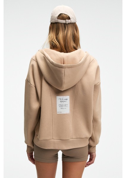 VYSELLE Kadın Önü Kesikli Metal Fermuarlı Kapüşonlu Etiket Detaylı Oversize Vizon Sweatshirt fiyatları