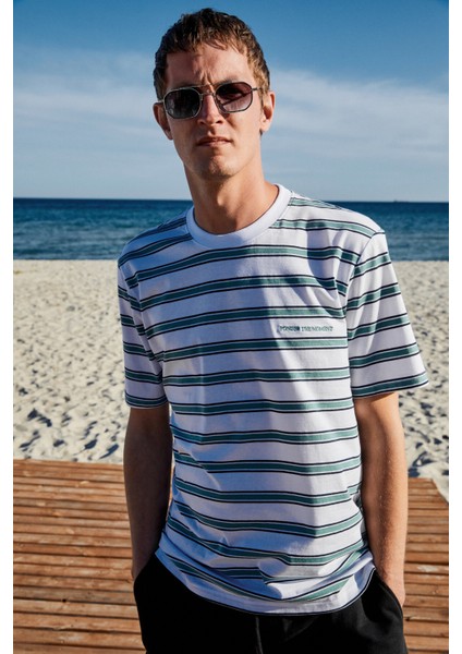 WOODY Erkek %100 Pamuk Nakış Detaylı Bisiklet Yaka Çizgili Regular Fit Beyaz-Yeşil Çizgili T-Shirt fiyatları