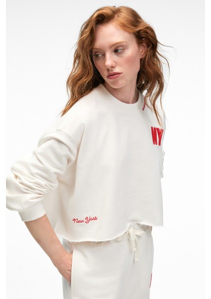 DELYRA Kadın Bisiklet Yaka Rahat Kesim Nakış Detaylı Ekru Sweatshirt indirimleri