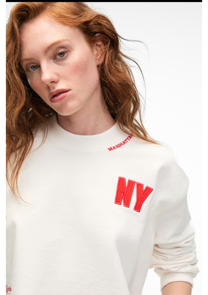 DELYRA Kadın Bisiklet Yaka Rahat Kesim Nakış Detaylı Ekru Sweatshirt