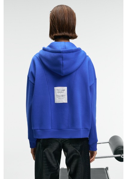 VYSELLE Kadın Önü Kesikli Metal Fermuarlı Kapüşonlu Etiket Detaylı Oversize Mavi Sweatshirt