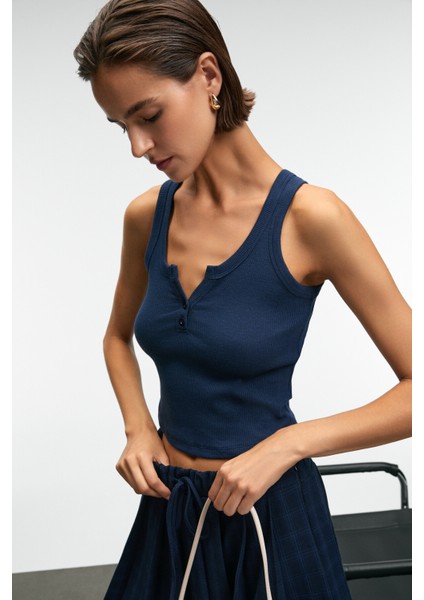 MAVSERA Kadın Kalın Askılı U Yaka Patlı Düğmeli Crop Slim Lacivert Atlet modelleri