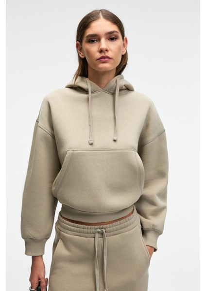 SELENE Kadın Kapüşonlu Kangru Cepli Regular Fit Taş Rengi Sweatshirt fiyatları