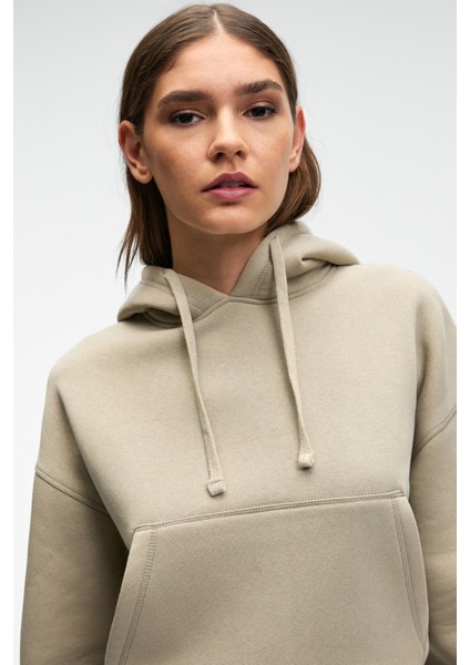 SELENE Kadın Kapüşonlu Kangru Cepli Regular Fit Taş Rengi Sweatshirt indirimleri