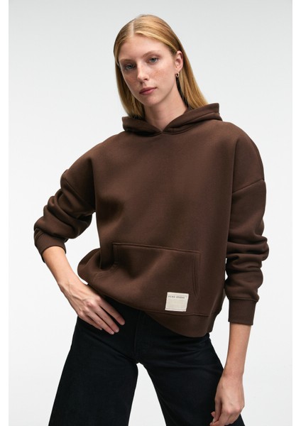 CLARIE Kadın Organik Pamuklu Oversize Kanguru Cepli Kapüşonlu Kahverengi Sweatshirt