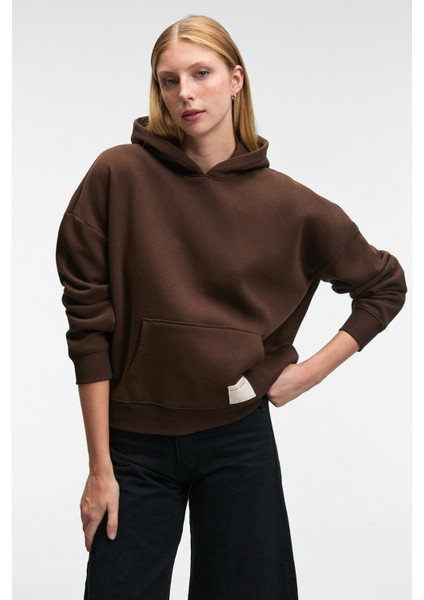 CLARIE Kadın Organik Pamuklu Oversize Kanguru Cepli Kapüşonlu Kahverengi Sweatshirt modelleri