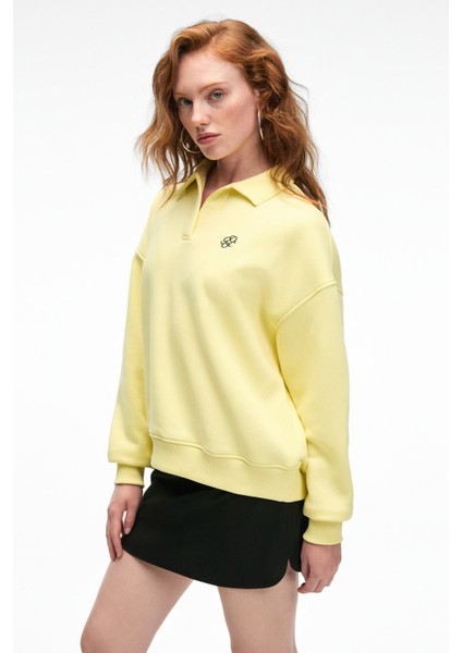 ODESSA Kadın Polo Yaka Oversize Göğüs Nakış Detaylı Patlı Sarı Sweatshirt modelleri