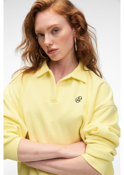 ODESSA Kadın Polo Yaka Oversize Göğüs Nakış Detaylı Patlı Sarı Sweatshirt fırsatları