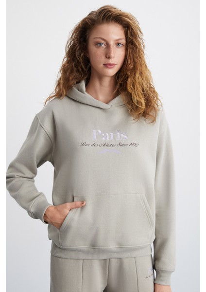 Taına Kadın Nakış Detaylı Organik Pamuk Şehir Temalı Regular Kapüşonlu Bej Sweatshirt fırsatları